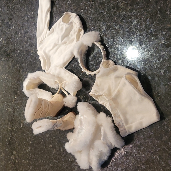 American Girl Doll Wintry Weekend Outfit - Picture 1 of 11